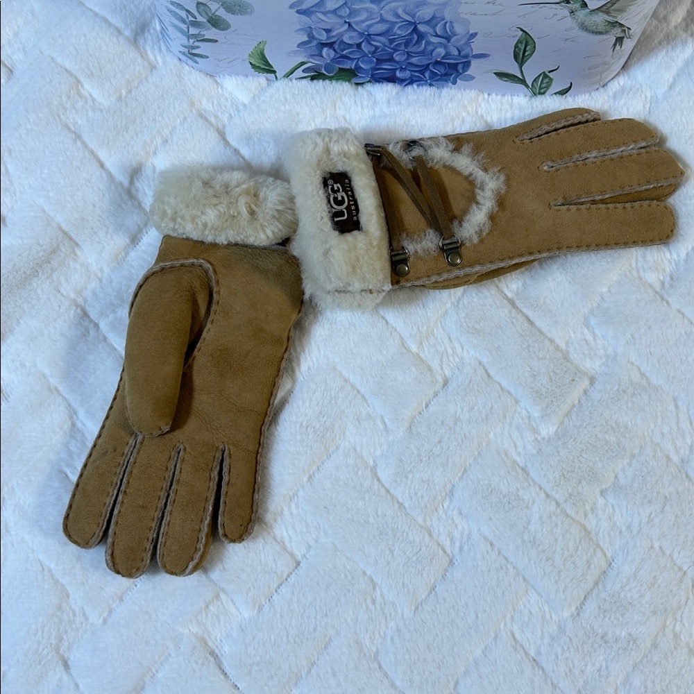 UGG Sheepskin Fluffy Cream Women’s Gloves size medium - Picture 4 of 7
